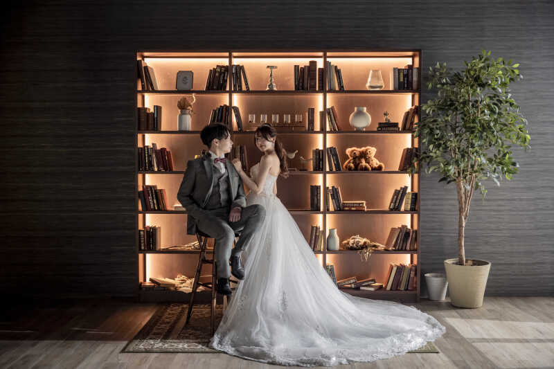 凛とした立ち姿が美しい書斎ショット