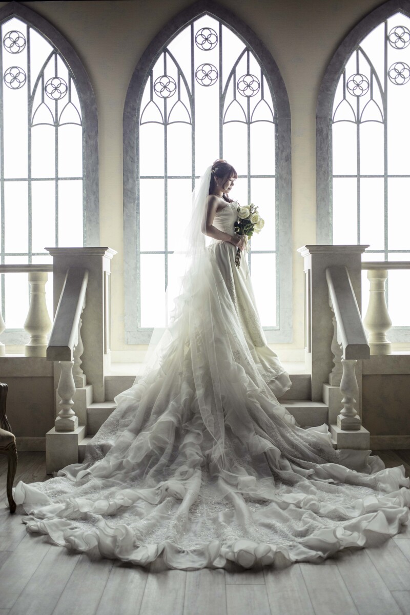 ご新婦とロングトレーンの美しいショット