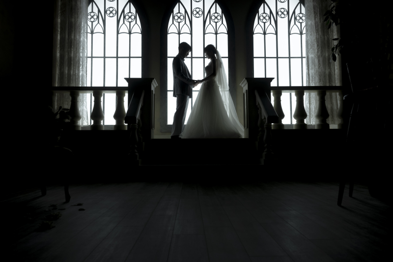 光の中で誓う、ふたりの影