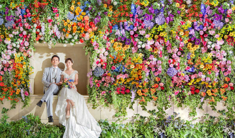 【フラワーウォール】おふたり揃って足組みショット