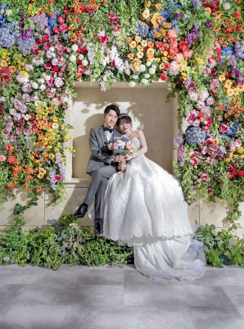 カラフルなフラワーウォールで仲良しショット♡