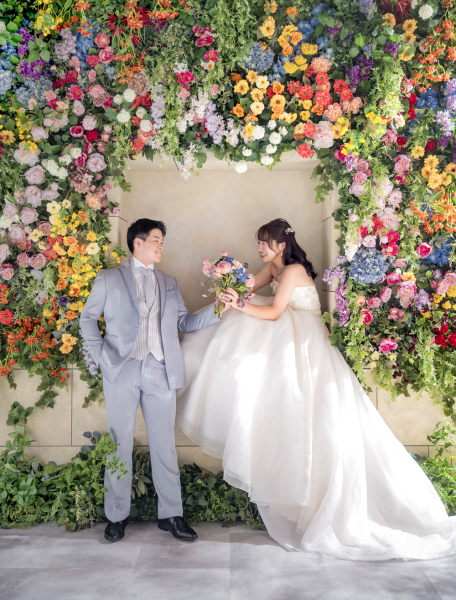 花に囲まれた、ふたりのやりとり