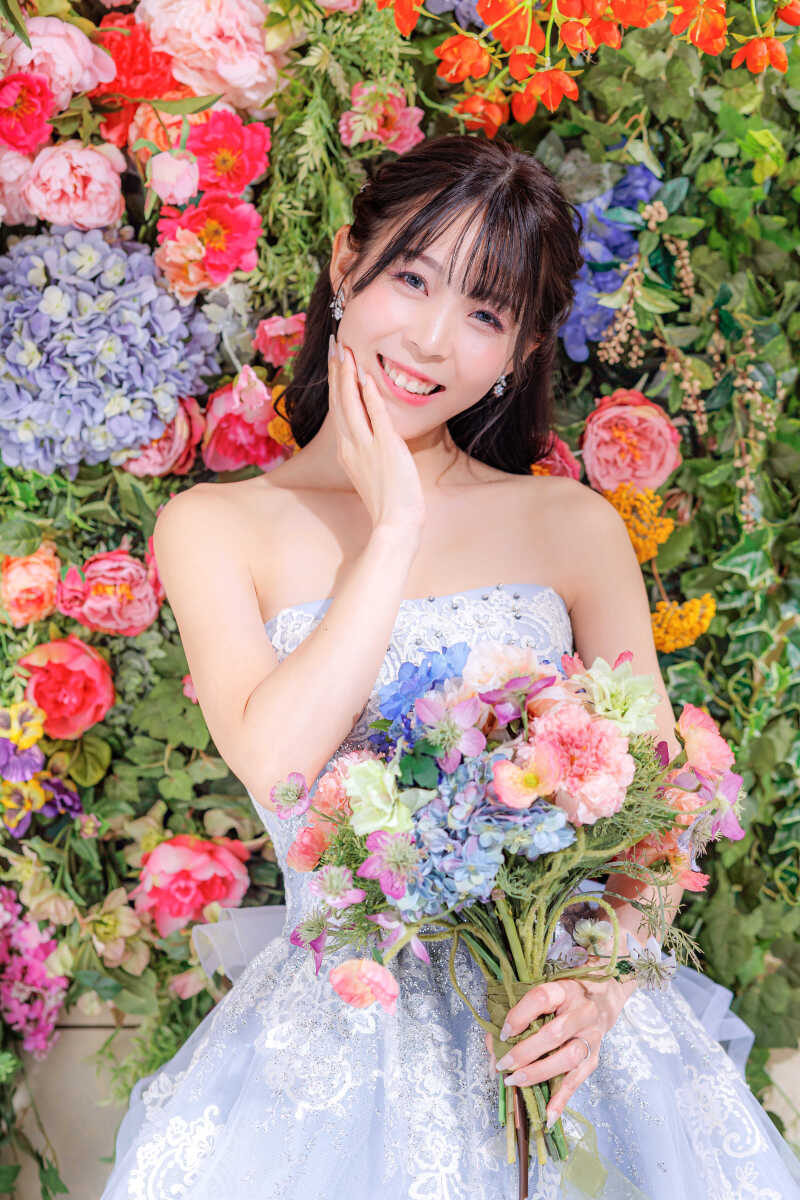 【新婦様ソロショット】色とりどりの花々に囲まれて