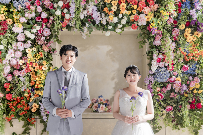 フラワーウォールの前で