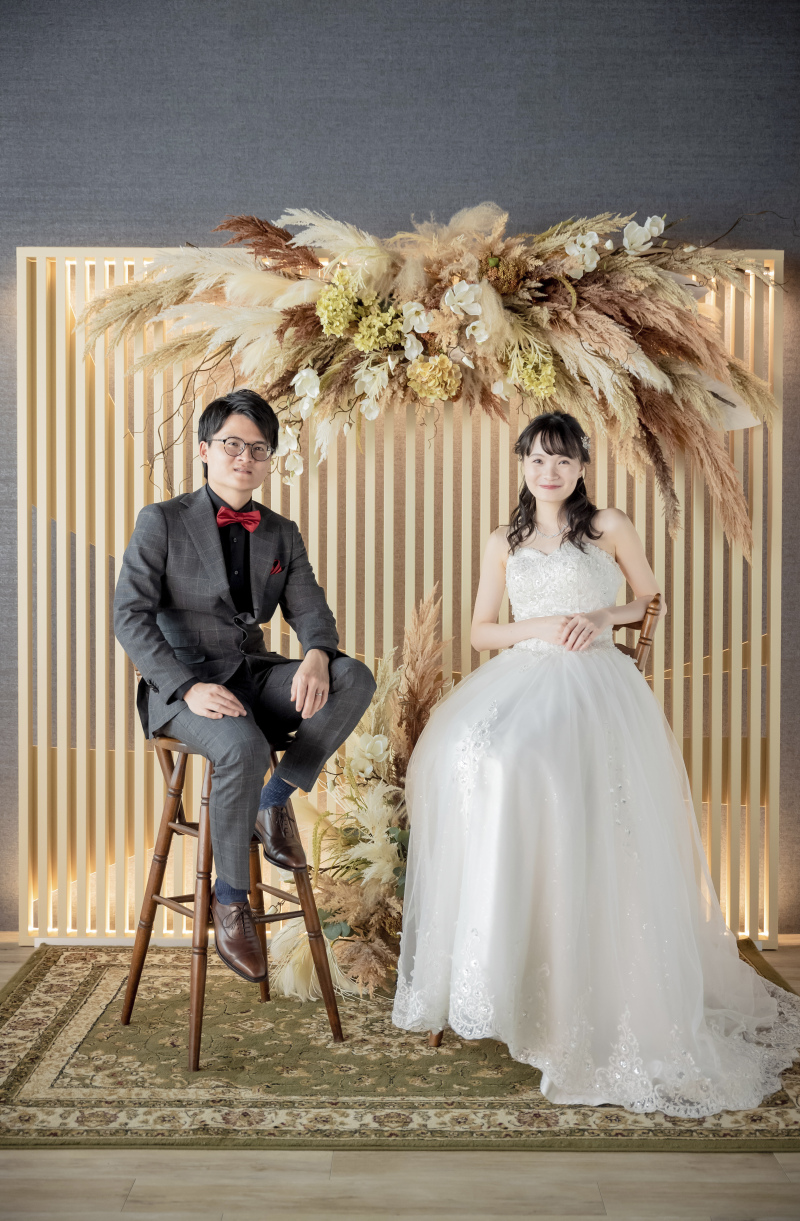 大人クールにハイチェアで寛ぎショット