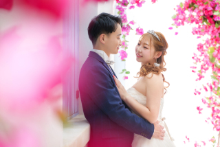 ときめきがあふれる、花に包まれたウェディングフォト