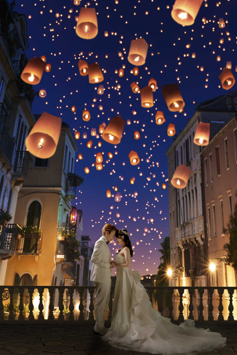 ランタンが舞い上がる幻想的ショット