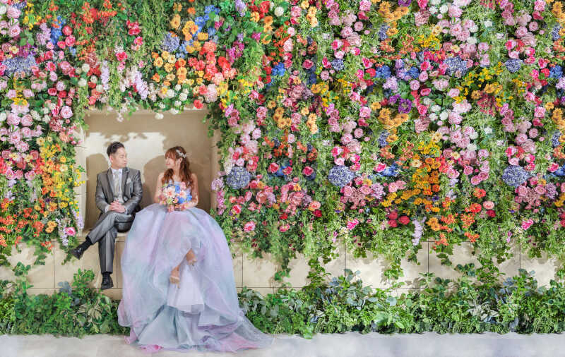 フラワーウォールで足組みショット!