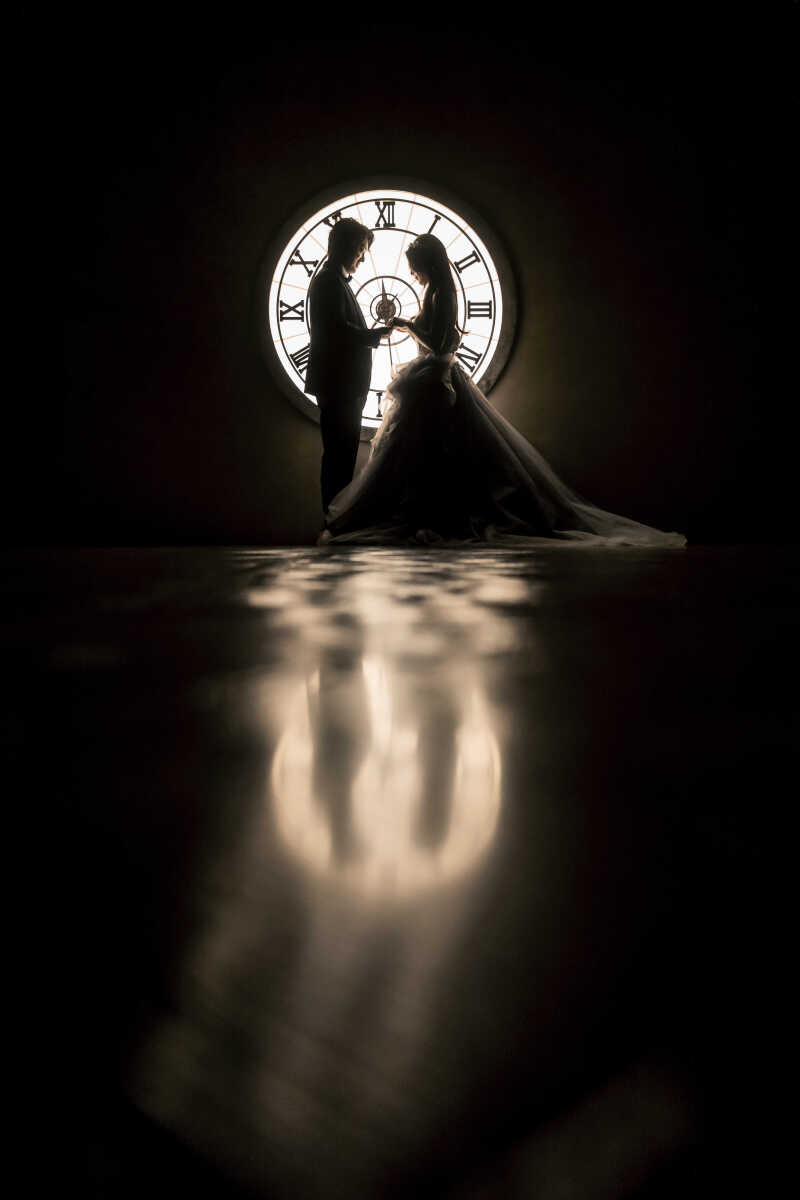 時計の前でシルエットに映る、永遠の誓い