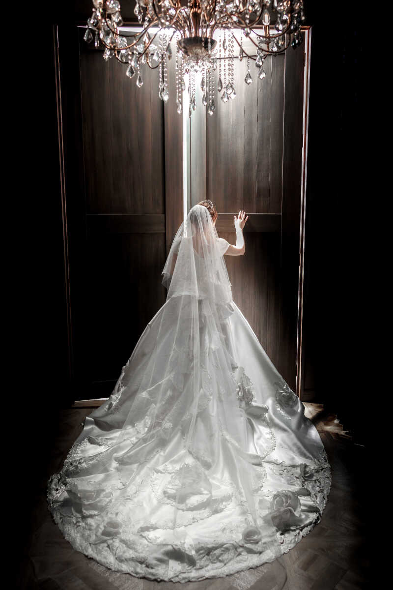 シャンデリアドア:未来の扉をひらくご新婦様