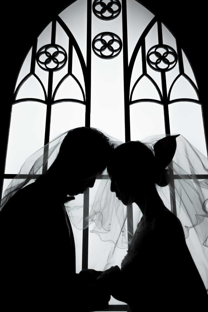 チャペル×モノクロで幻想的ショット