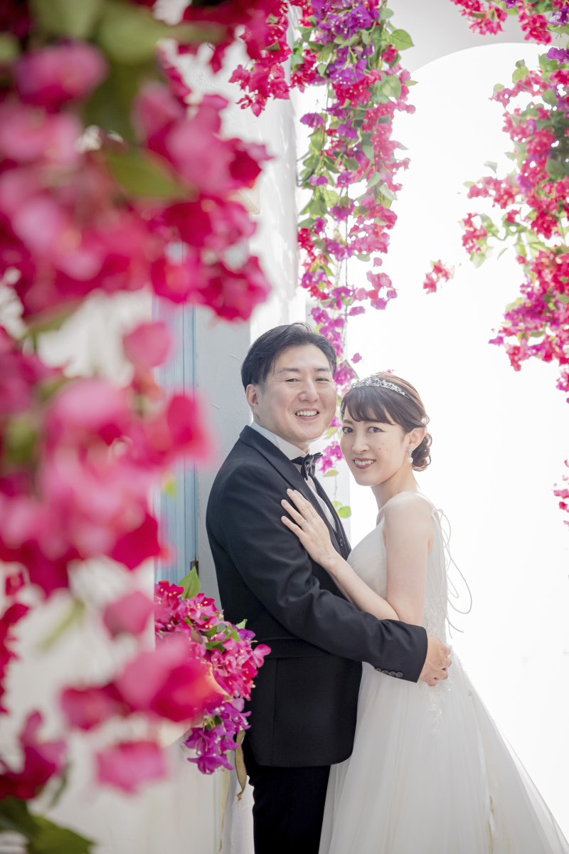 ブーゲンビリアの花々に囲まれた二人の温もり