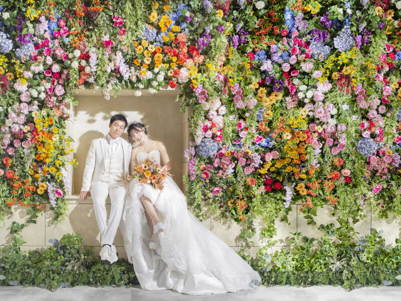 ご新婦一目ぼれシーン!カラフルフラワーに囲まれて