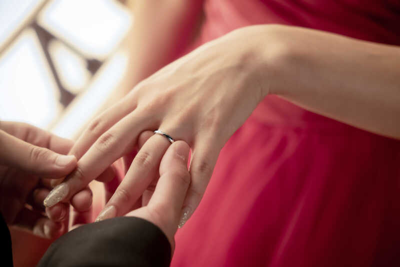 指輪を交わす瞬間