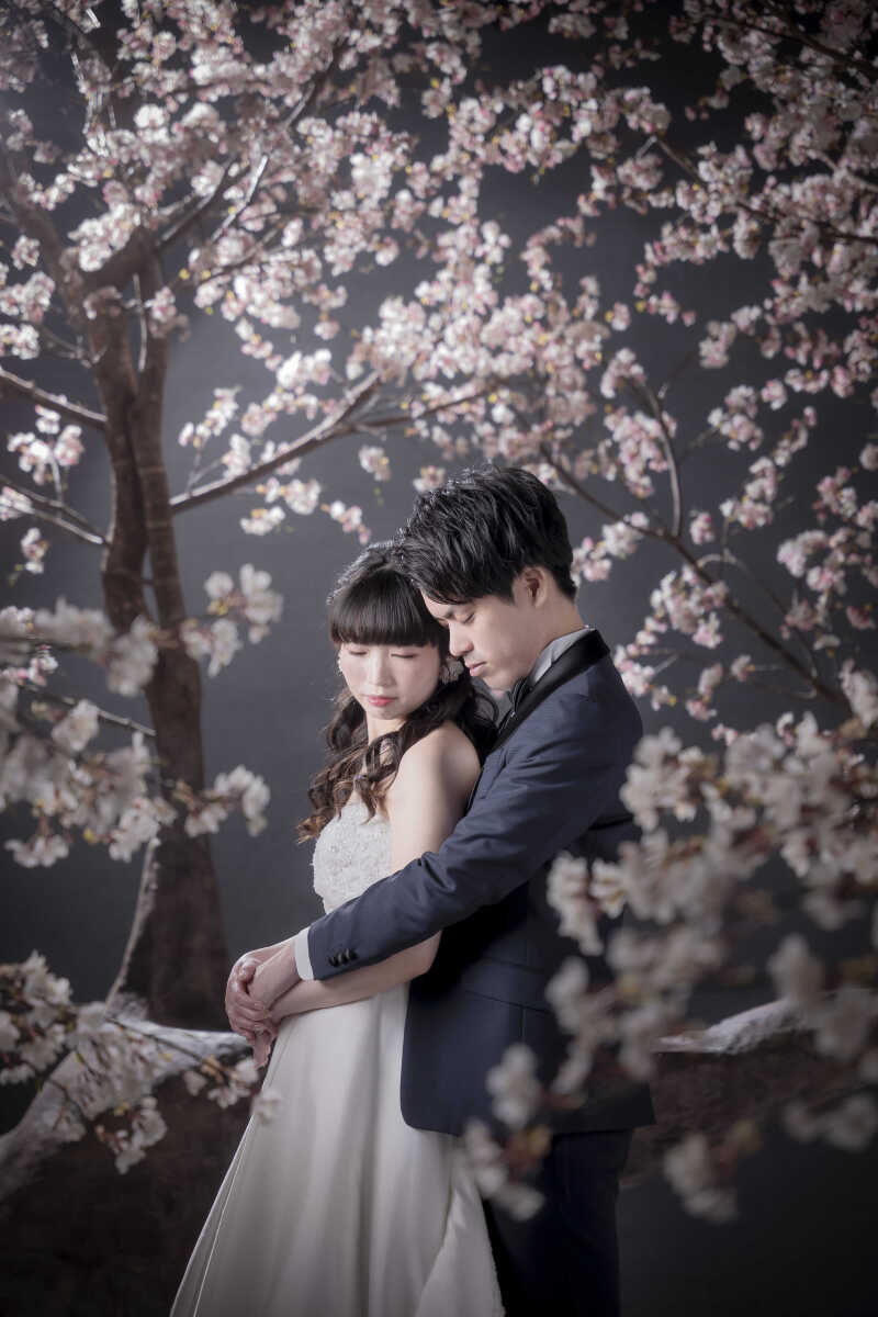 桜の木の下でそっとバックハグ♡