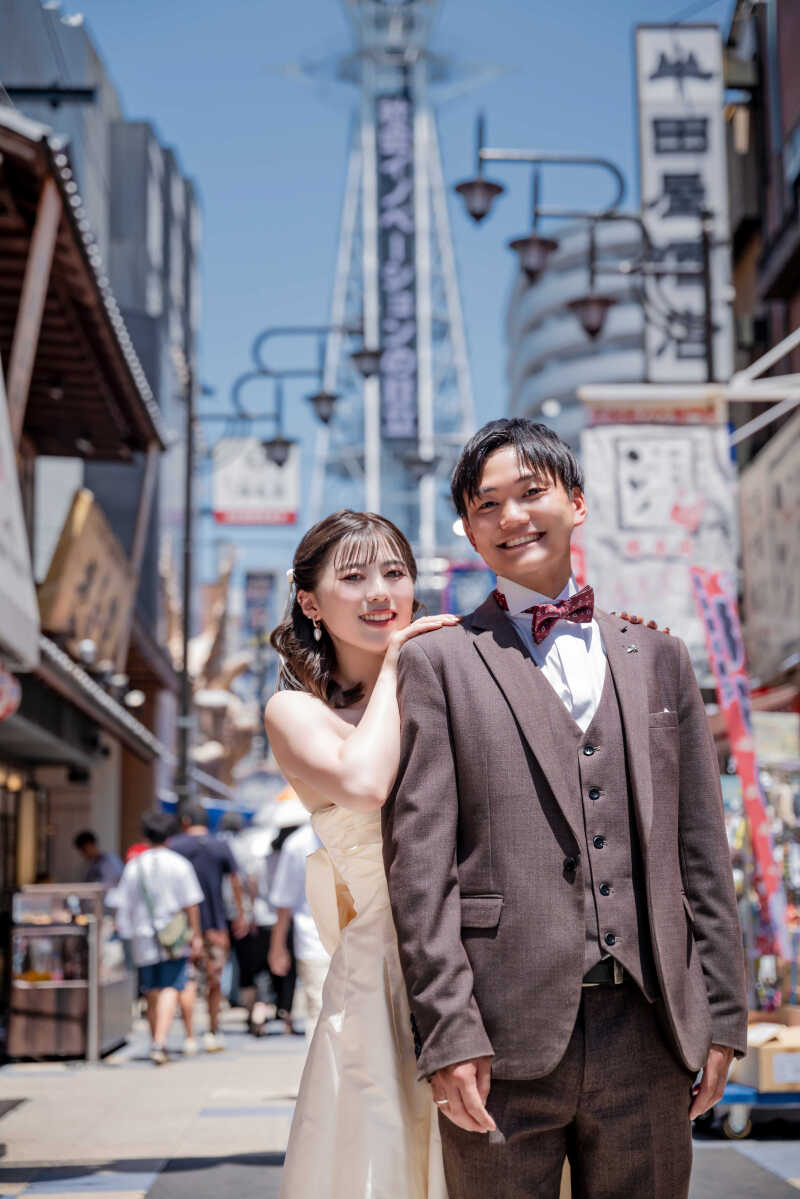 通天閣を背に、笑顔で寄り添うおふたりの幸せ時間