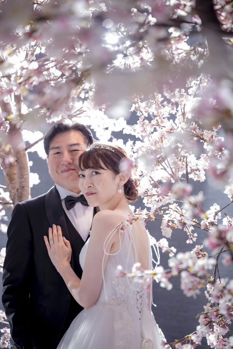 光に包まれて、新郎様に寄り添う新婦様