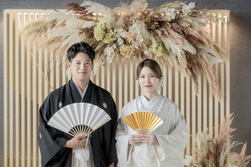 扇子を持つと、自然とふたりの距離も近くなって