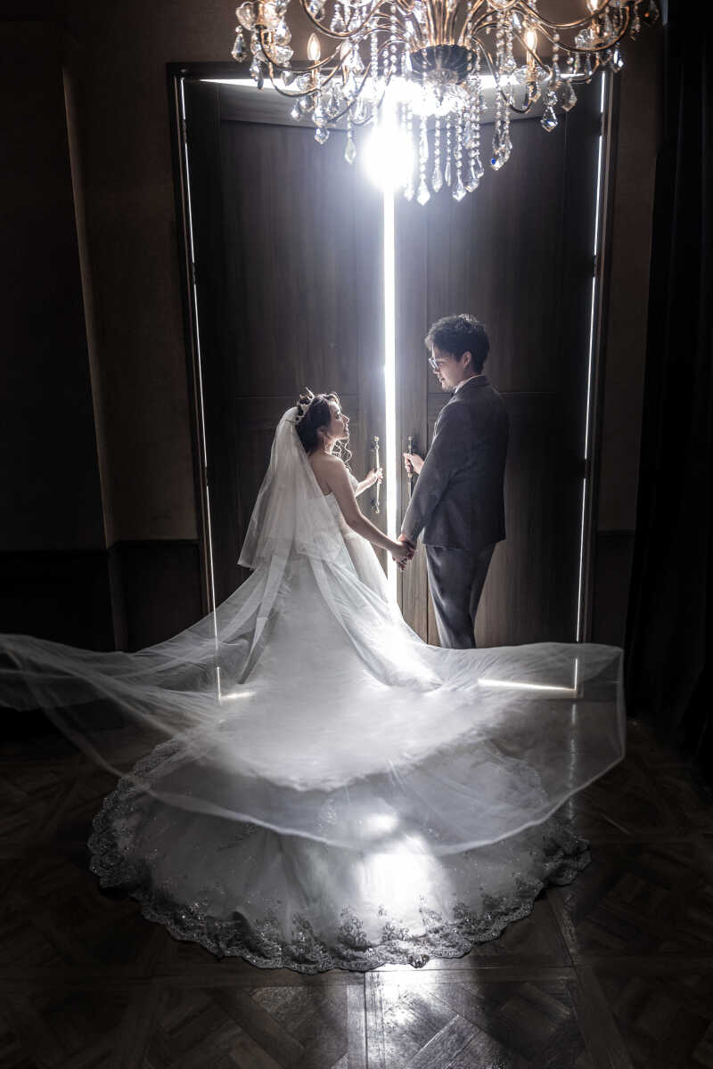 シャンデリア×見つめ合いでドラマティックショット