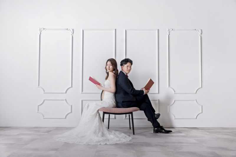 背中合わせになると、自然と笑顔に