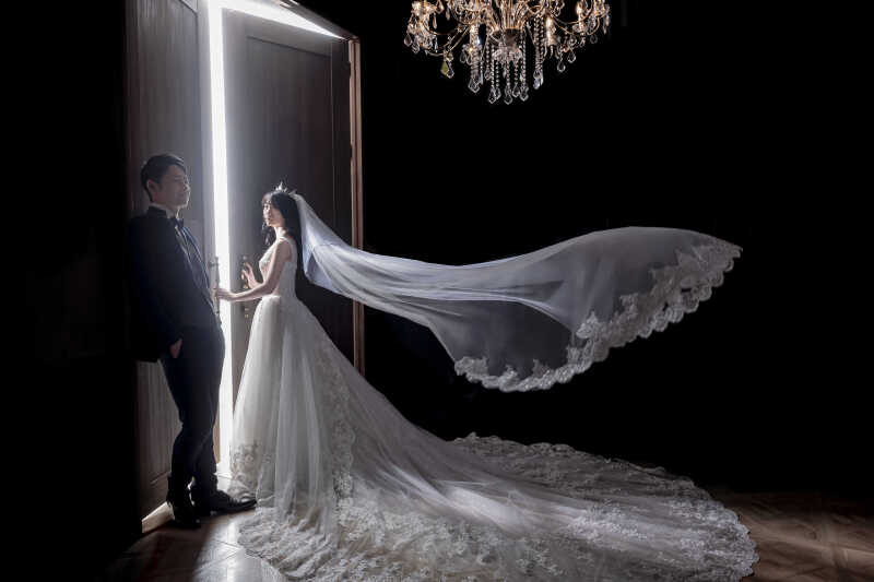 ドラマティックなシャンデリアドアから撮影スタート