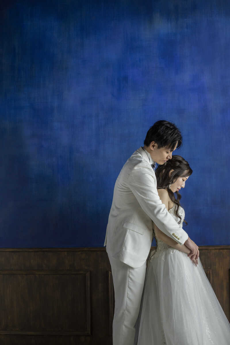 シンプルな背景であたたかなマタニティショット♪