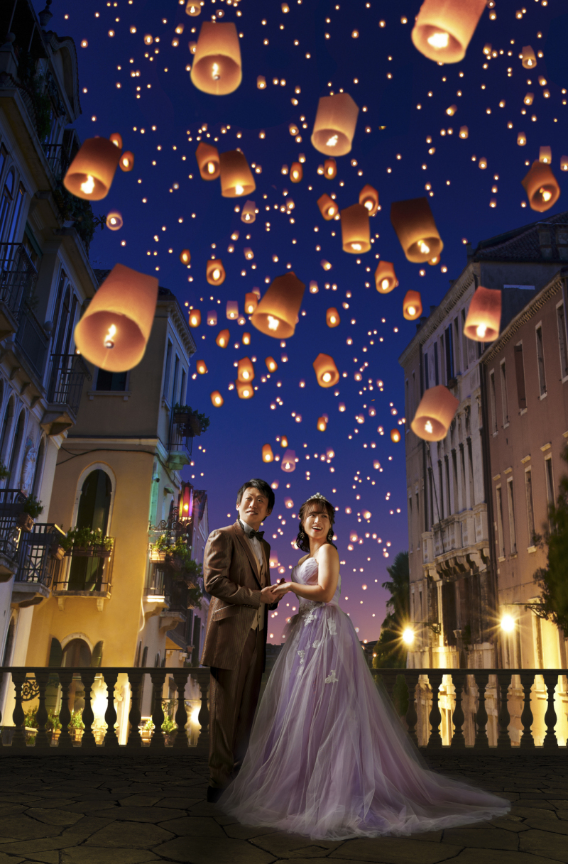 スタジオ撮影のスタートは幻想的なランタンから…