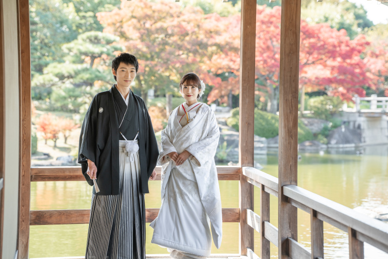 紅葉バックに和の廊下で佇む