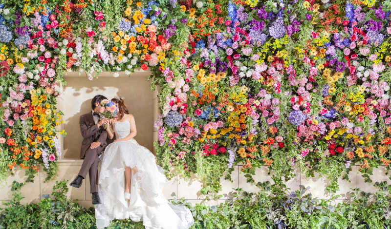 【フラワーウォール】お顔かくし×足組みショット