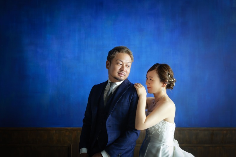 深いブルーの中で、静かに惹かれ合うふたり。