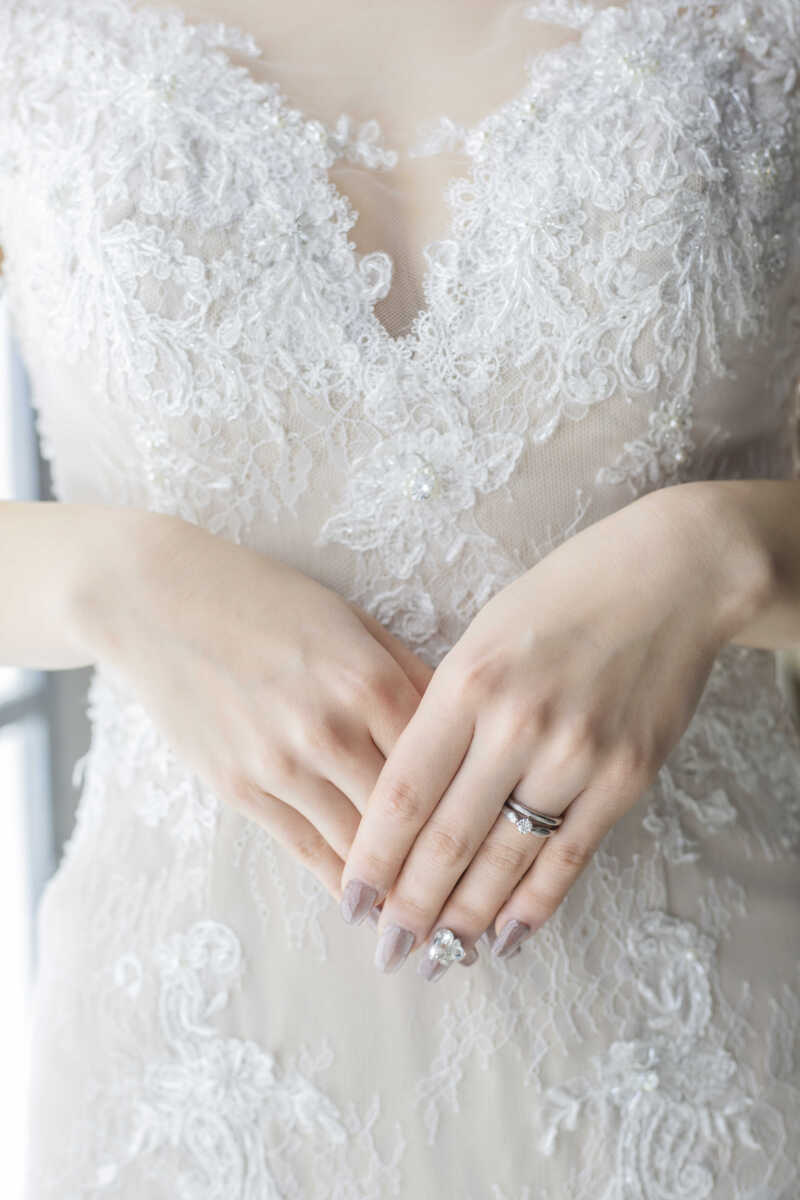 指先に宿る誓い—美しく輝くリングとともに