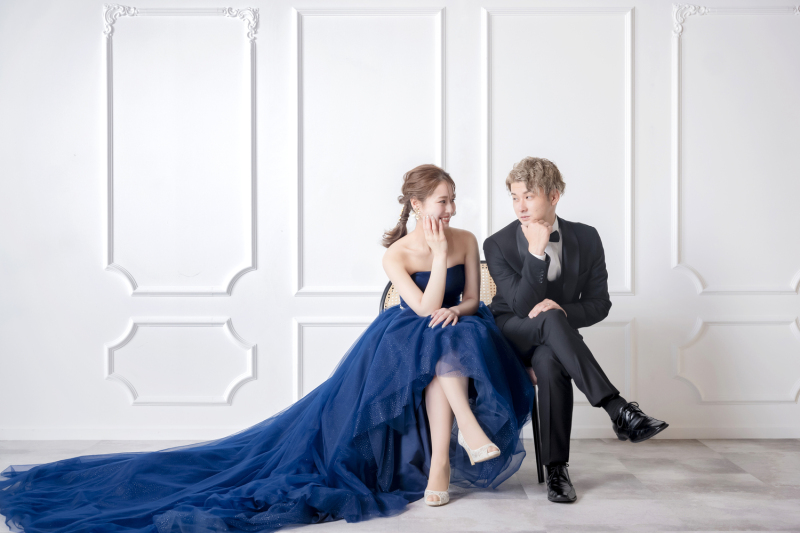 【ホワイトウォール】見つめ合い×足組みショット