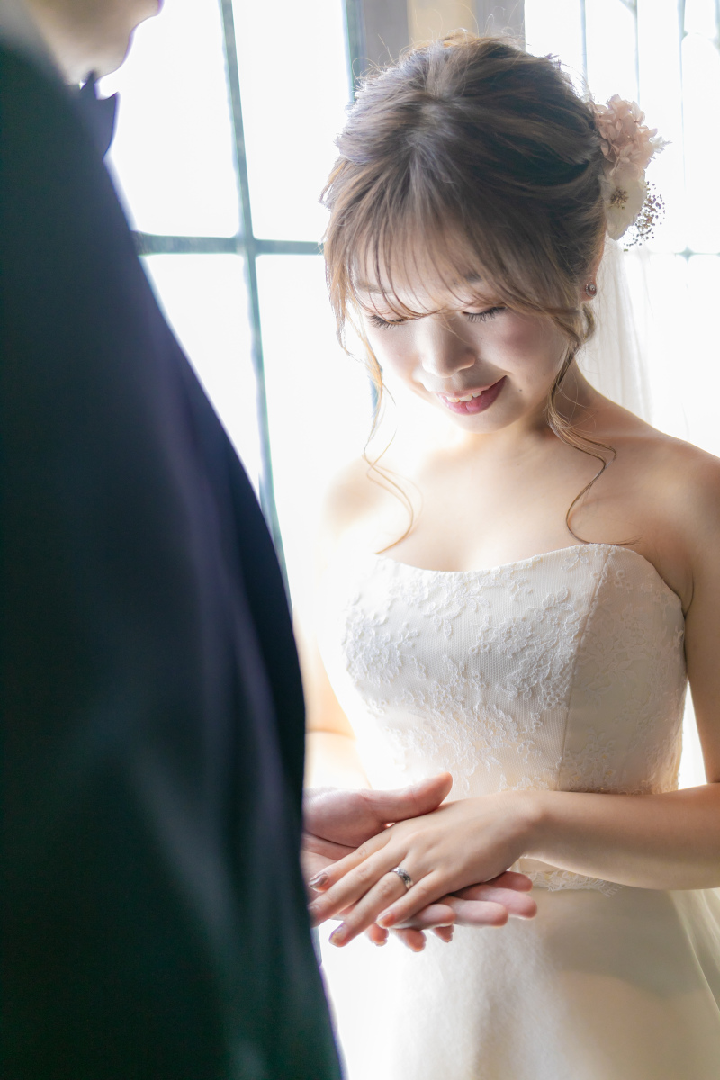 手を取り合って