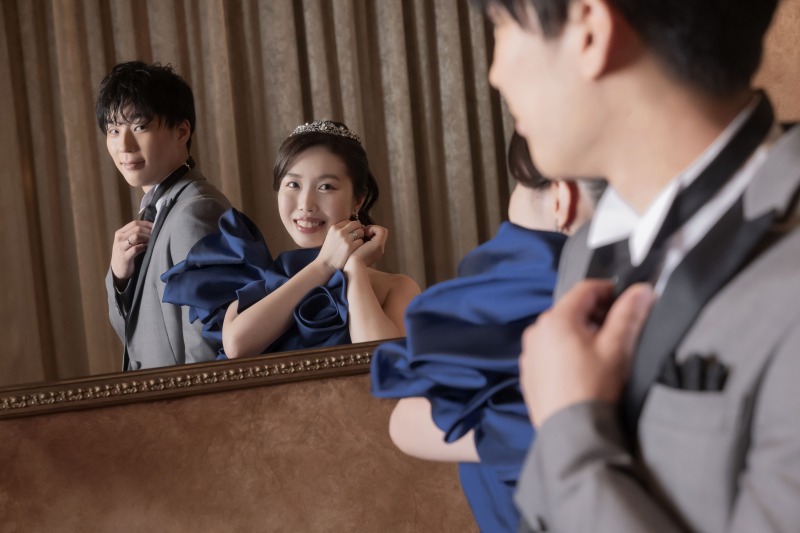 鏡に映るふたり ― 支度風のエレガントショット