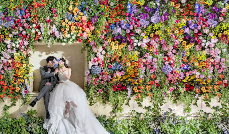 華やかに印象的に。カラフルなフラワーに包まれて
