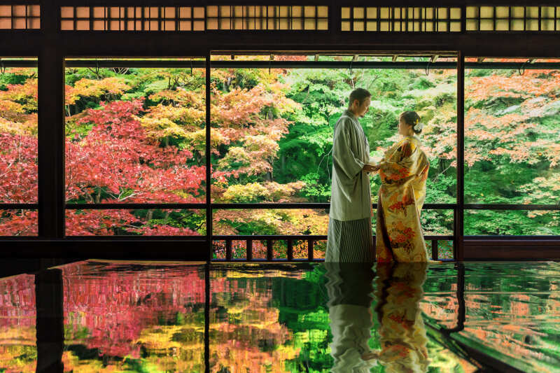 色づく紅葉に包まれて、静かに見つめ合うふたり。