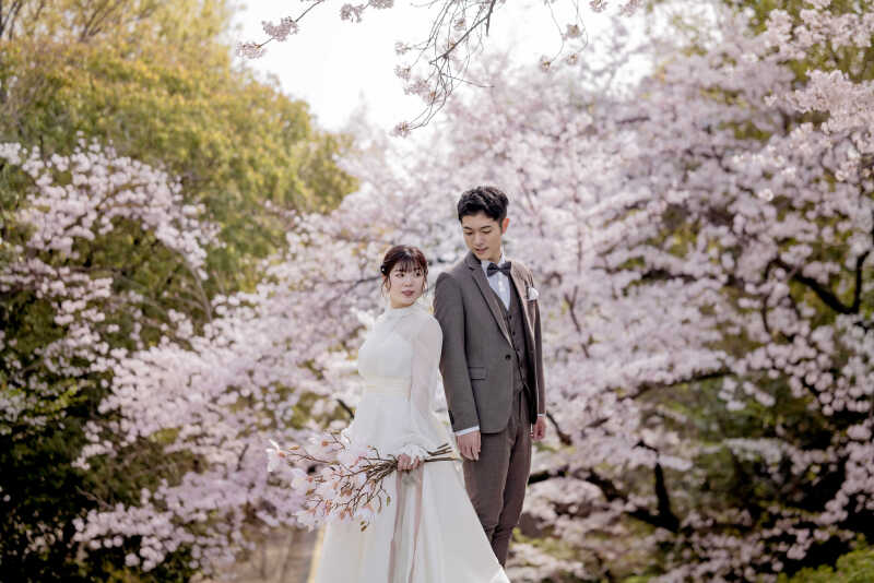 「背中越しの想い」支え合うおふたりの優しい眼差し