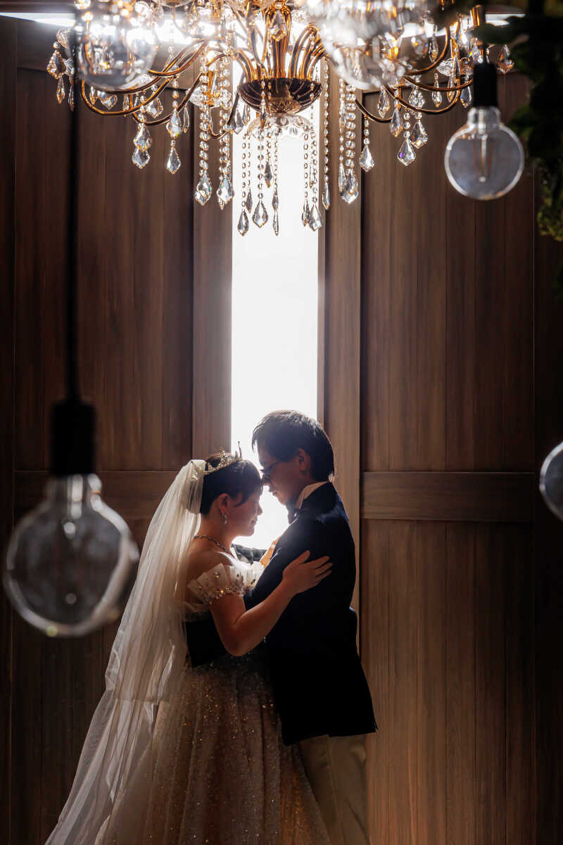 光の先に、おふたりの物語が始まる。