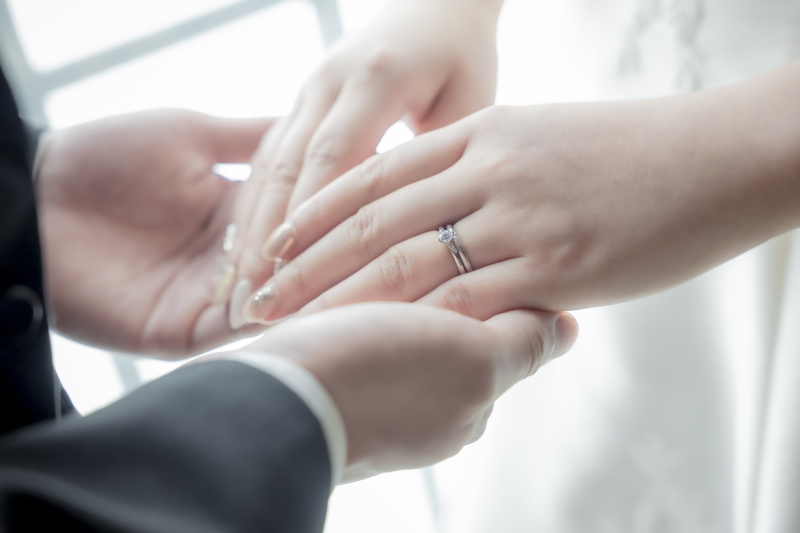 手を取り合って