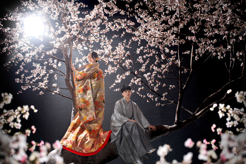 【桜】ご新婦様立ち姿×ご新郎様足組みショット