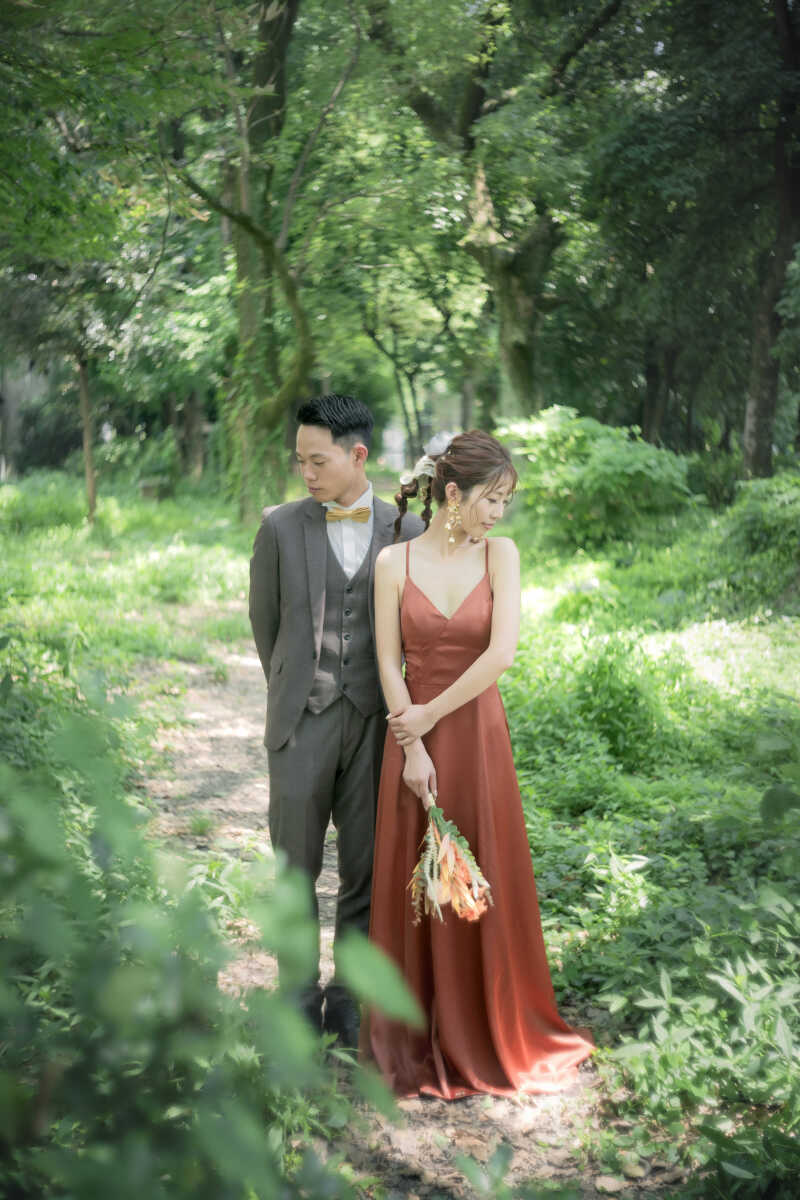 テラコッタのカラードレスがグリーンに映える!