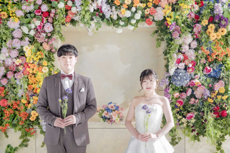 一輪の花が映す純真さ、おふたりだけの特別な瞬間