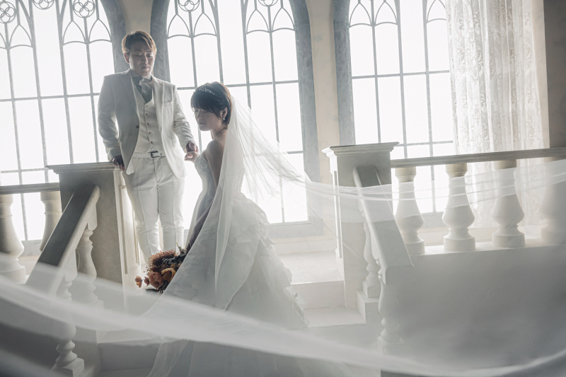 ベール舞うチャペルでの神秘的ショット