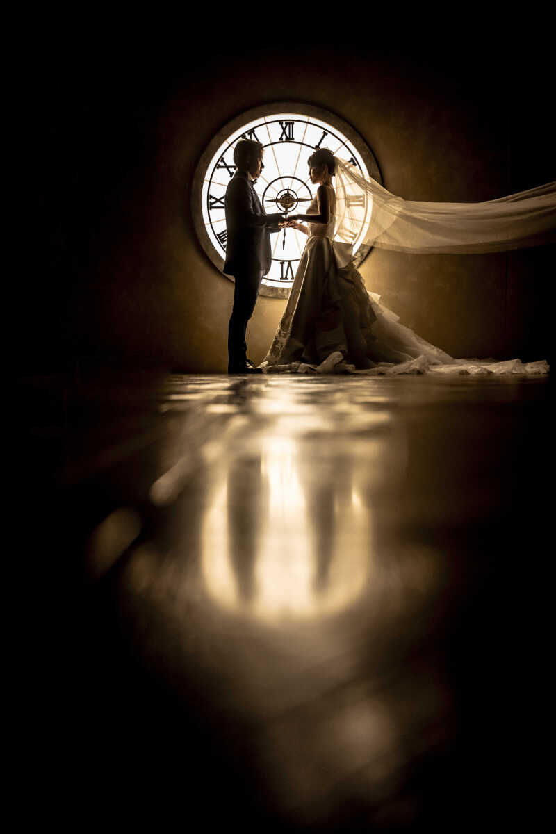 【クロック】光と影のコントラストショット