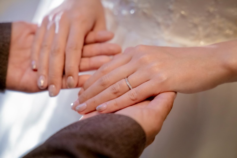 手を取り合って