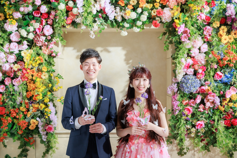 色鮮やかな花々と共に映える「笑顔」
