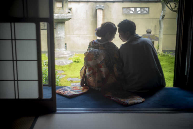 庭園で寄り添うおふたり♡なにげない瞬間