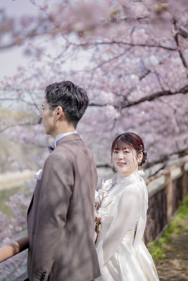 春の風に舞うドレスと優しい眼差し