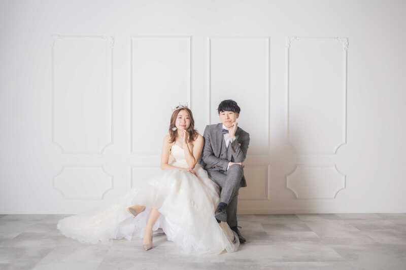 【ホワイトウォール】お座り足組みショット