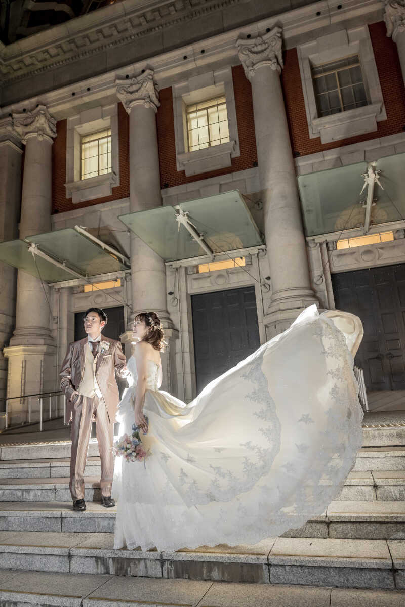 純白のドレスが風になびく瞬間